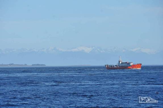 Balsa atravessa o canal de mar que separa a costa norte da ilha de Chiloé do continente, entre Chacao e Pargua, no sul do Chile